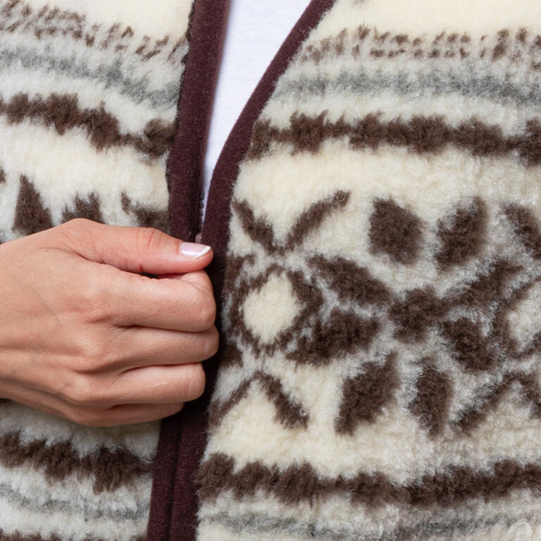 Teplá vesta s vkusným vzorom do chladných dní